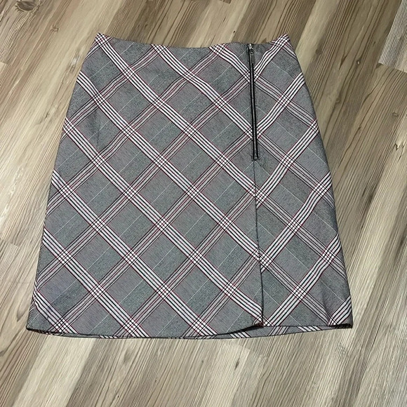 Bar III Zipper Detail Plaid Skirt Black Red Size 4 Lined Classic School girl - Picture 2 of 12